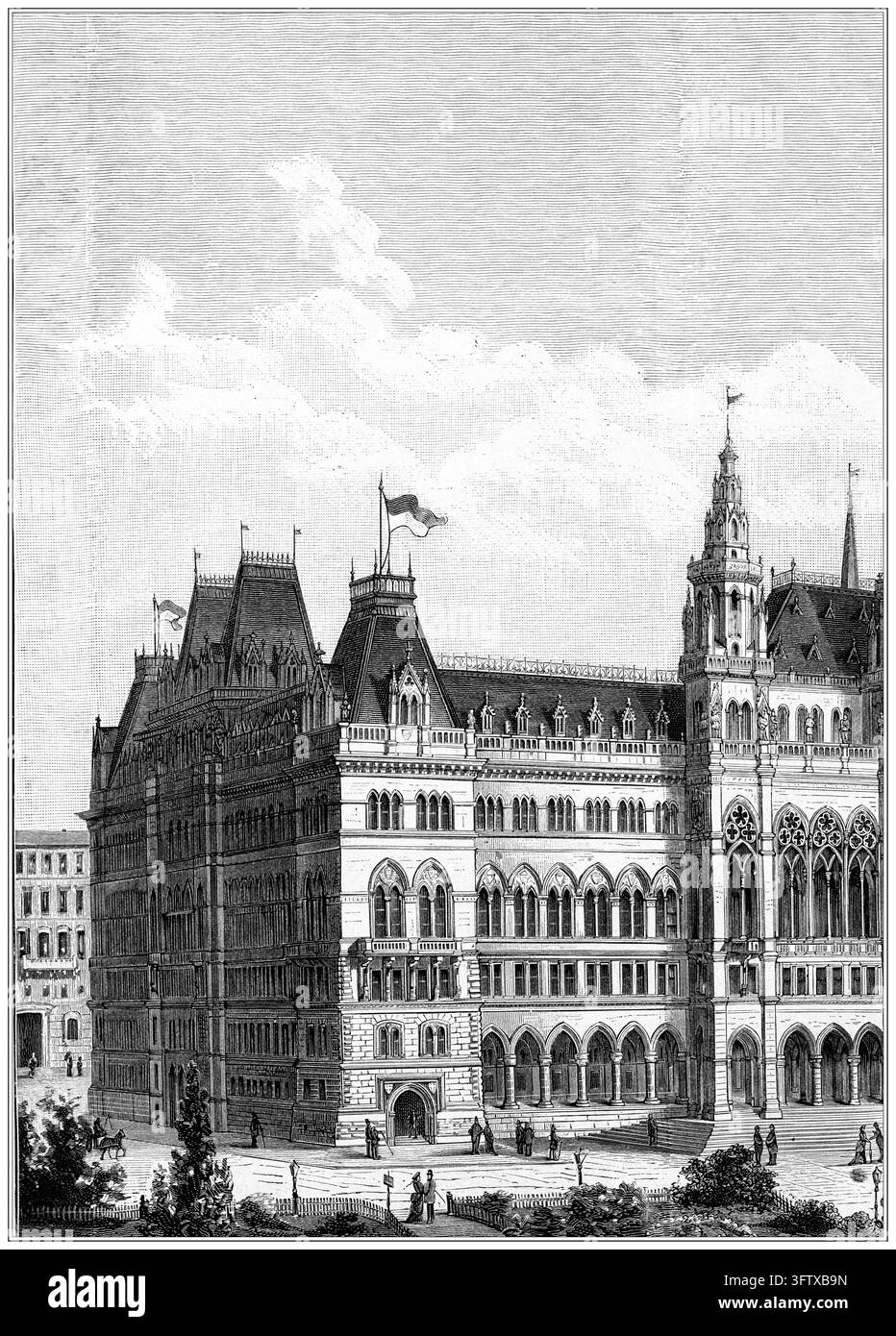 Grand bâtiment public du XIXe siècle avec une architecture néo-gothique ornée et plusieurs tours – Les gens se promènent sur la place pavée devant – Banque D'Images