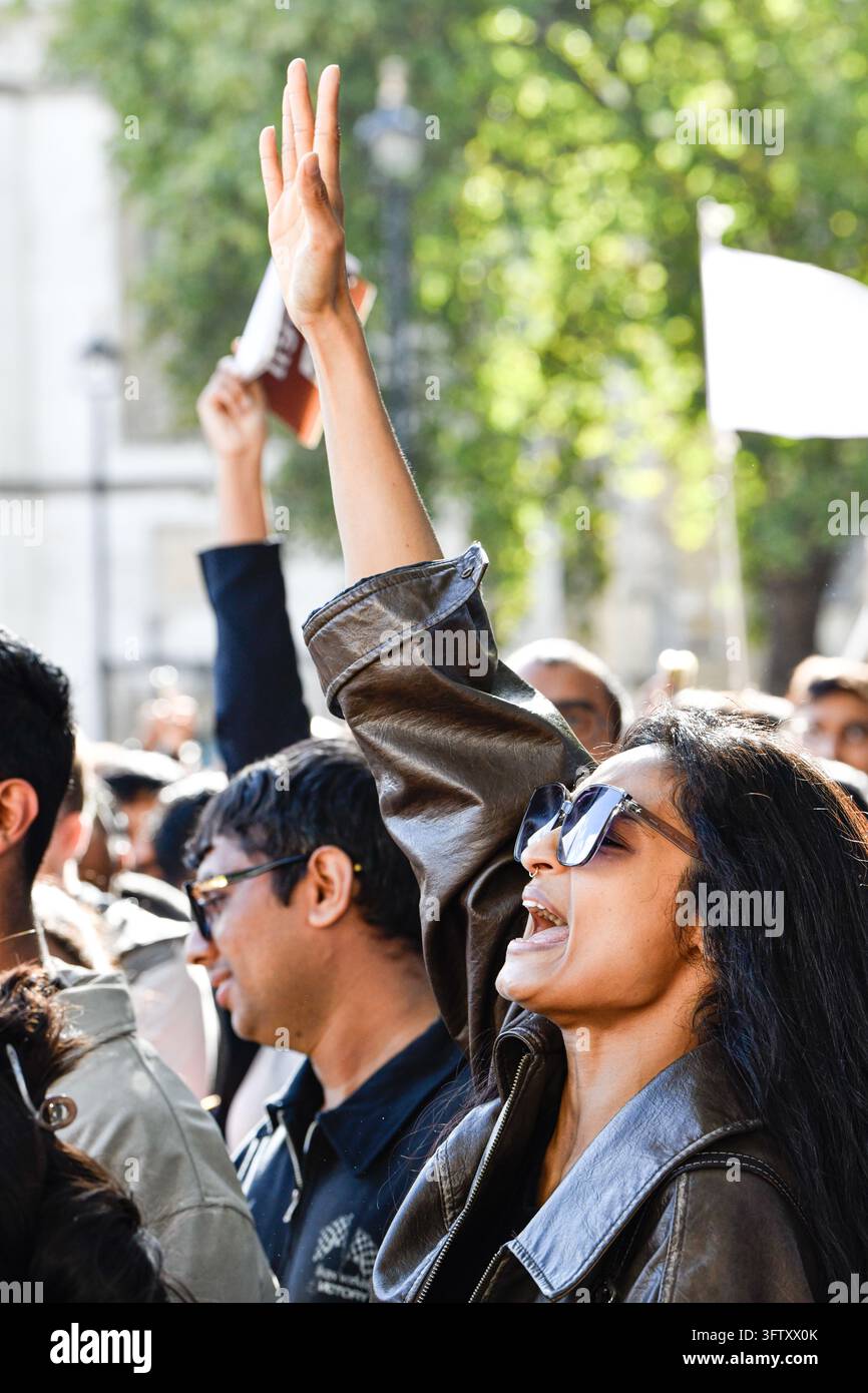 LONDRES, ROYAUME-UNI - 17 OCTOBRE 2026 : Des manifestants se rassemblent à Parliament Square à Londres lors d'une manifestation menée par le YouTuber Dhruv Rathee contre des fraudes électorales présumées et « vote chori » en Inde Credit : Vasyl Leibiuk/Alamy Live News Banque D'Images