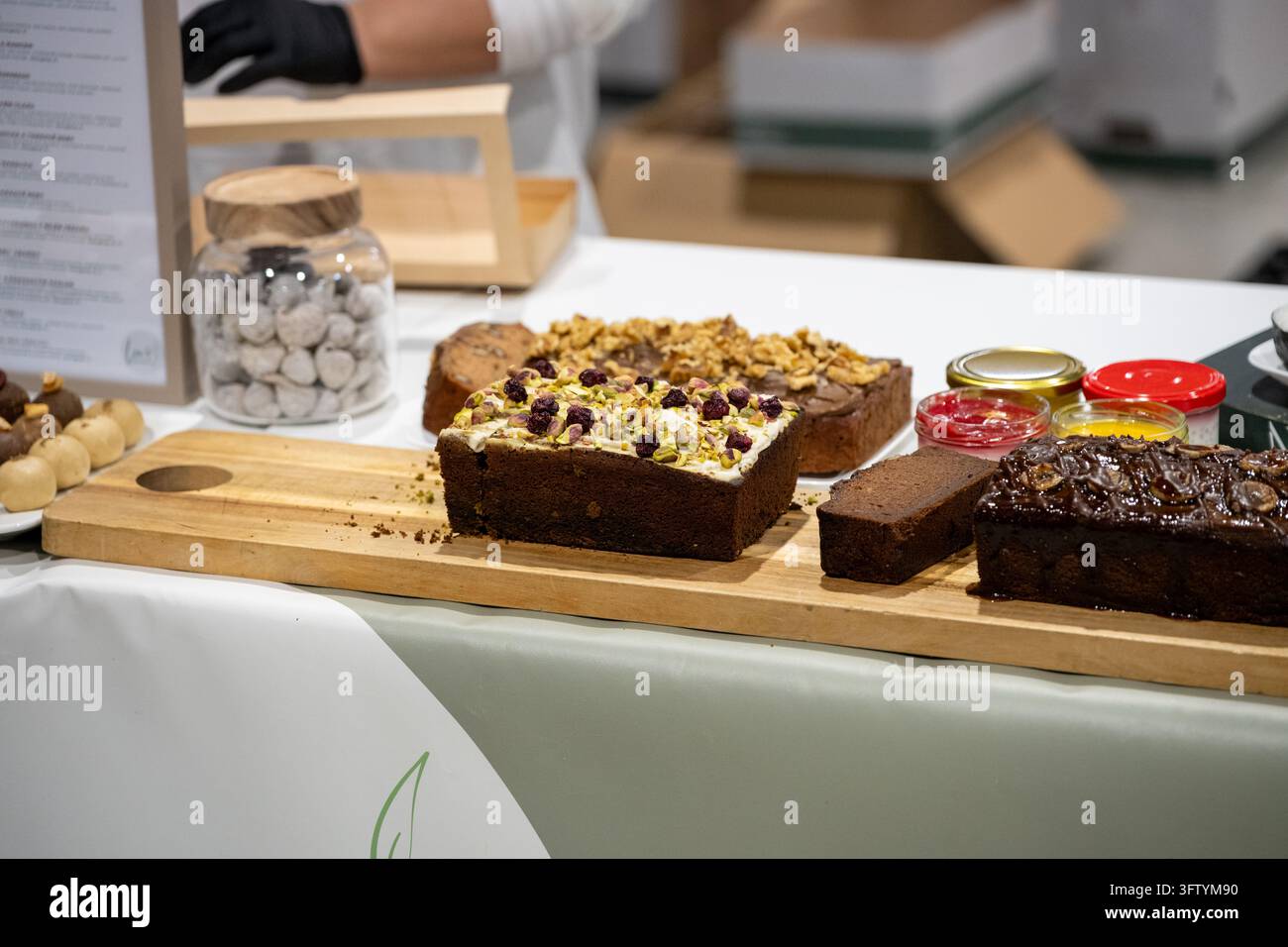 Des gâteaux variés garnis de pistachios, de baies et de chocolat sont exposés au stand de Len's Delights pendant le Festival des plantes. Prague, République tchèque Banque D'Images