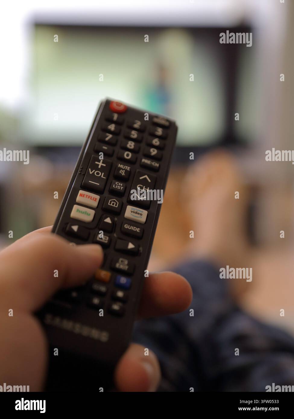 Los Angeles, CA / USA - 29 mars 2020 : Des boutons dédiés aux services de streaming Netflix, Amazon Prime Video et Hulu sont affichés sur une télécommande Samsung. Banque D'Images