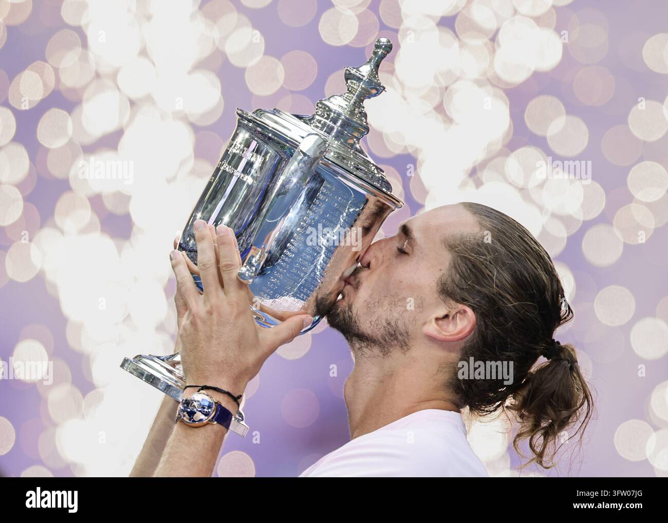 Le vainqueur Alexander Zverev (GER) embrassant le trophée lors de la cérémonie de remise des prix des Championnats de l'US Open 2026, USTA Billie Jean King National Tennis Center Banque D'Images