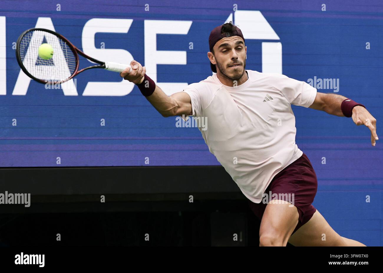 Joueur de tennis argentin Francisco Cerundolo en action aux US Open Championships 2026, USTA Billie Jean King National Tennis Center, Flushing Me Banque D'Images