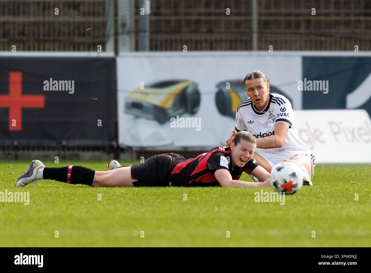 LEVERKUSEN, ALLEMAGNE - 17 OCTOBRE 2026 : Claudia Wenger (Bayer 04 Leverkusen, 5), Larissa Mühlhaus (Eintracht Frankfurt, 47) lors du match de Bundesliga féminine de la 7e journée entre Bayer 04 Leverkusen et Eintracht Frankfurt au stade Ulrich-Haberland le 17 octobre 2026 à Leverkusen, Allemagne. 

LES RÈGLES DE LA DFL INTERDISENT TOUTE UTILISATION DE PHOTOGRAPHIES SOUS FORME DE SÉQUENCES D'IMAGES ET/OU QUASI-VIDÉO. Banque D'Images