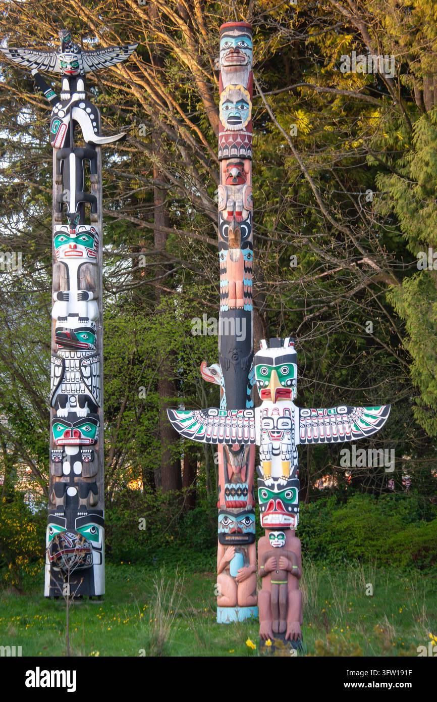 Des poteaux totémiques, y compris le Thunderbird House Post, se dressent à Brockton Point dans le Stanley Park à Vancouver, en Colombie-Britannique, au Canada. Banque D'Images
