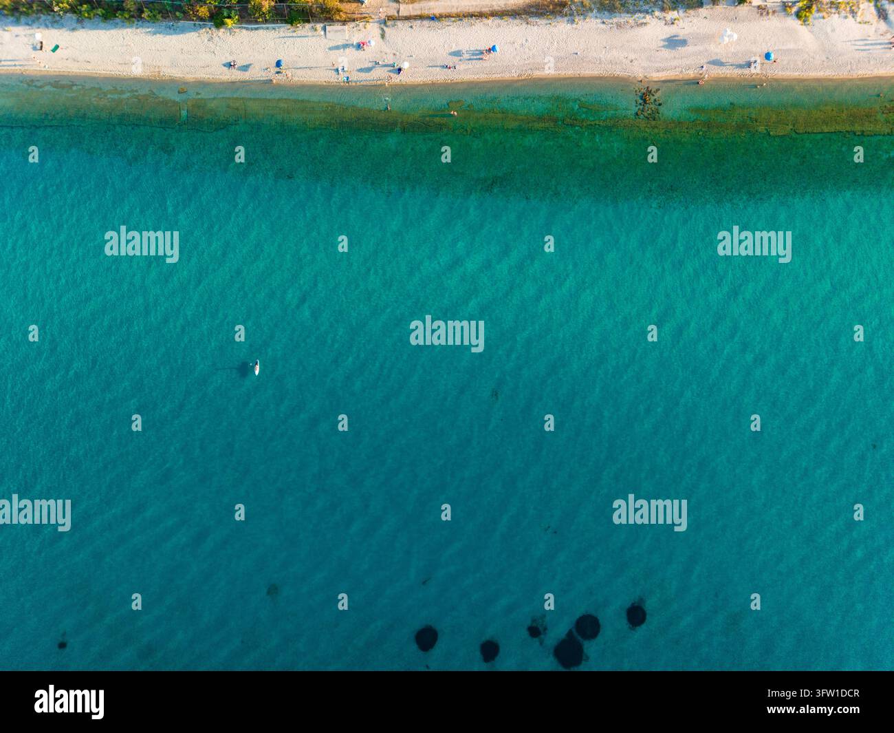 Vue aérienne de sable et de mer claire, Pefkochori, Chalcidique, Grèce Banque D'Images