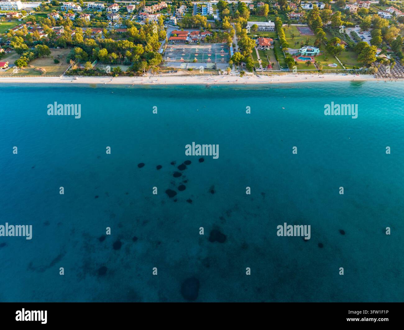 Vue aérienne de la mer claire et des villas à Pefkochori, Halkidiki, Grèce Banque D'Images