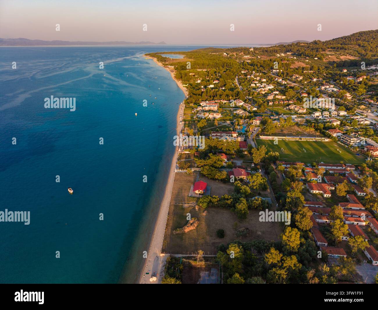Longue plage de sable et villas, Pefkochori, Kassandra, Chalkidiki, Grèce Banque D'Images