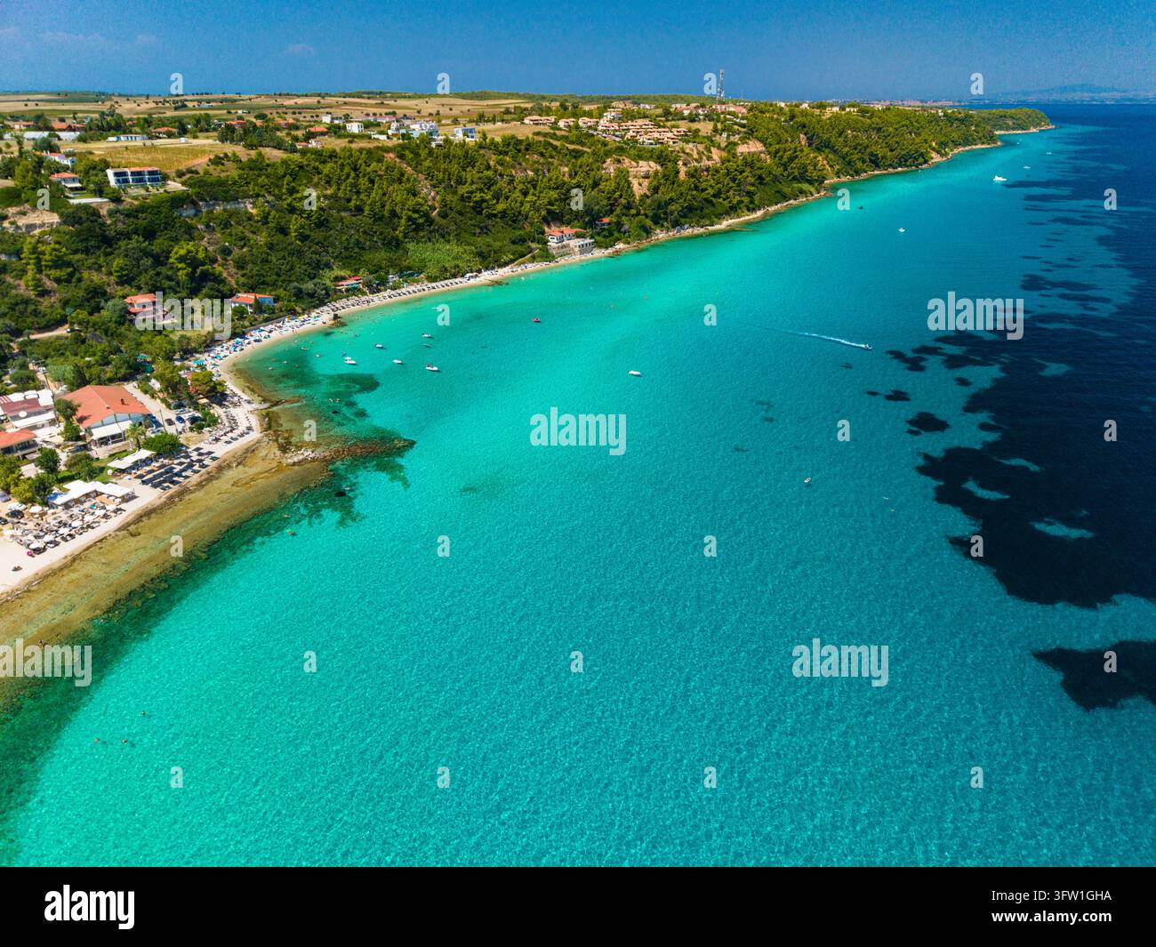 Eau peu profonde et profonde près de la plage de Varkes, Afytos, Chalcidique, Grèce Banque D'Images