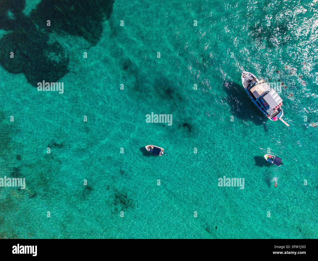 Trois bateaux à l'ancre, Blue Lagoon, Diaporos, Halkidiki, Grèce Banque D'Images