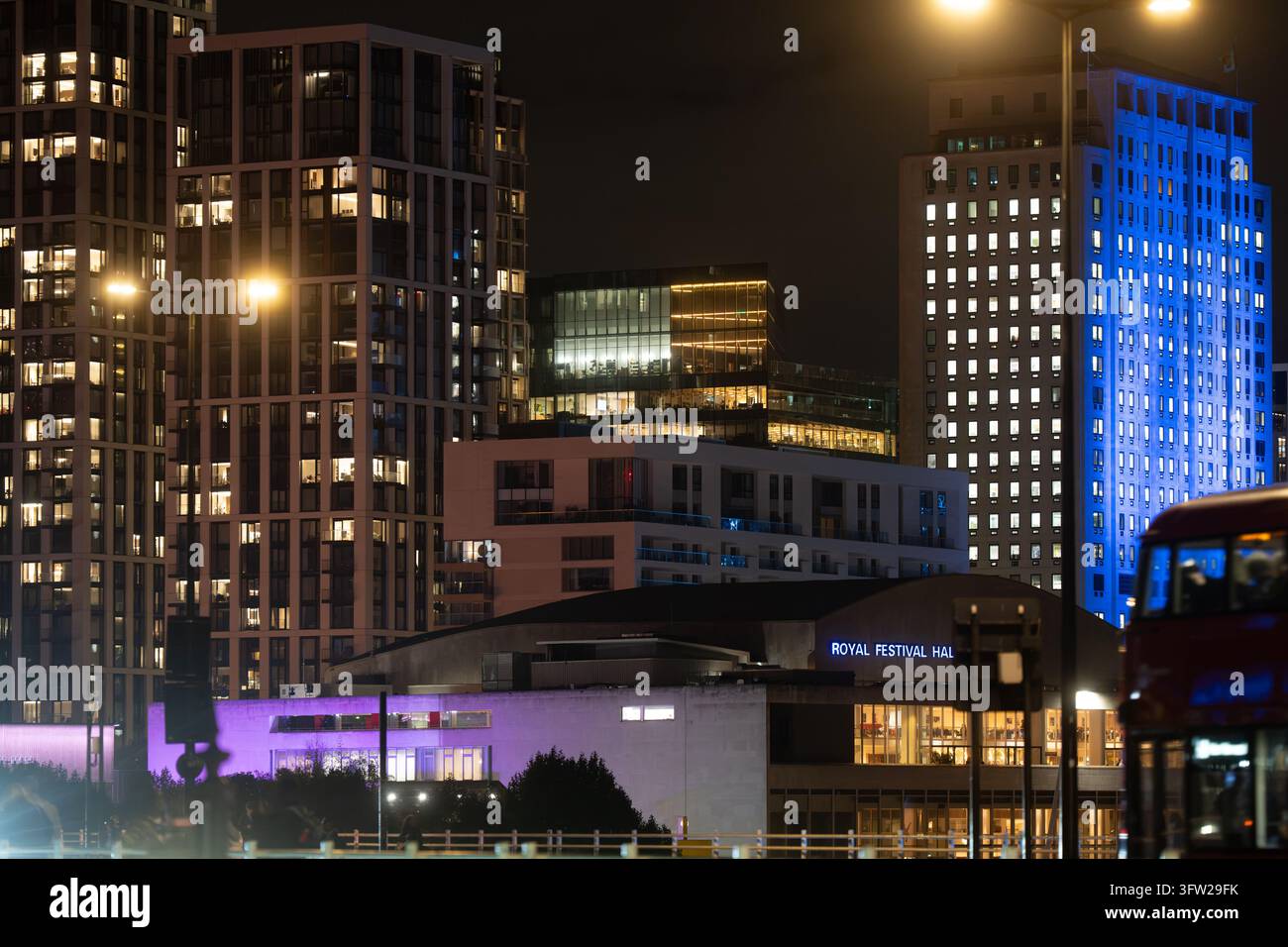 Royal Festival Hall et horizon de Southbank la nuit, Londres Banque D'Images