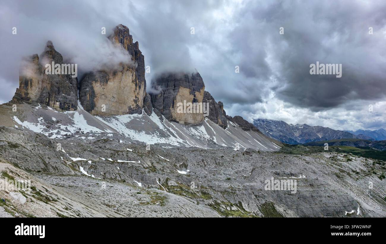 Vue dramatique des trois pics emblématiques des Tre Cime di Lavaredo dans les Dolomites italiennes, par une journée d'été nuageuse Banque D'Images