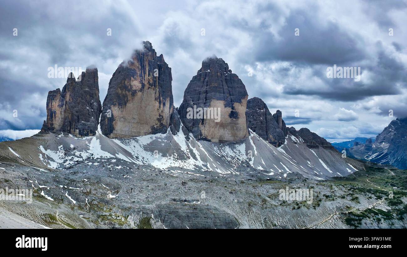 Vue dramatique des trois pics emblématiques des Tre Cime di Lavaredo dans les Dolomites italiennes, par une journée d'été nuageuse Banque D'Images