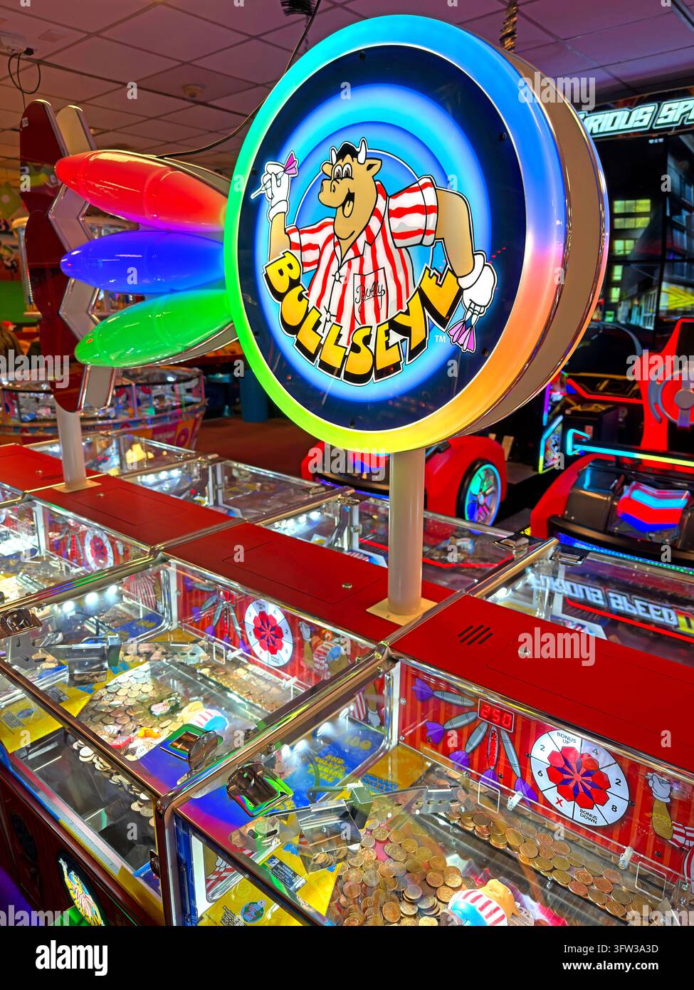 Jeu d'amusement de marque de l'émission de quiz télévisé Bullseye et pousseur de pièces dans l'arcade de Blackpool. Banque D'Images