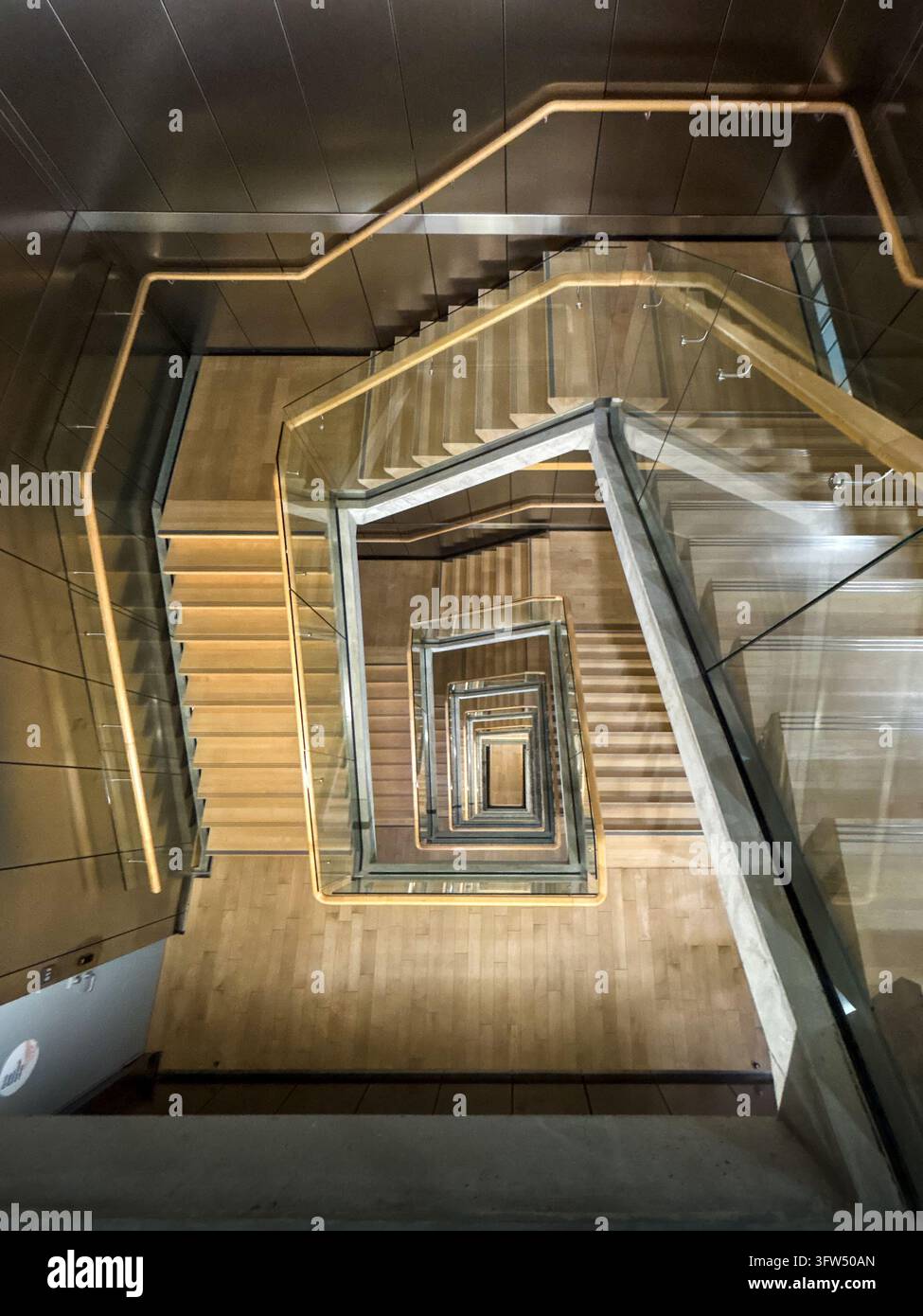 Escalier récursif à plusieurs étages regardant vers le bas dans le vide central Banque D'Images