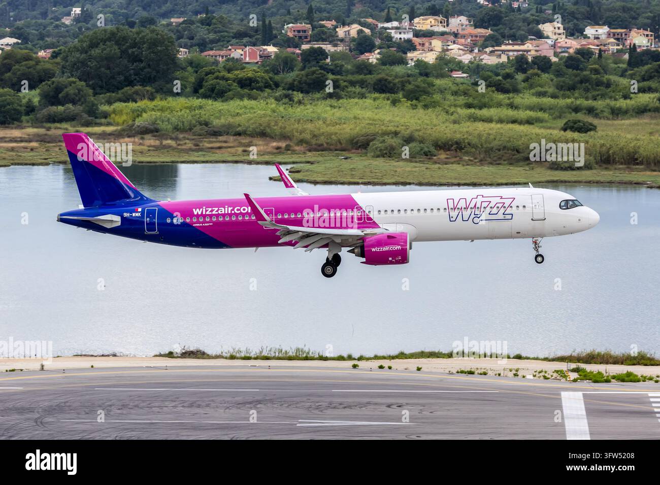 Corfou, Grèce - 5 juillet 2026 : Avion Wizzair Airbus A321neo à l'aéroport de Corfou en Grèce. Banque D'Images