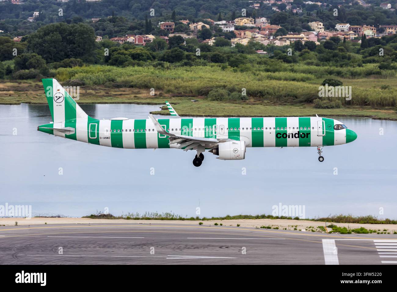Corfou, Grèce - 5 juillet 2026 : Avion Condor Airbus A321neo à l'aéroport de Corfou en Grèce. Banque D'Images