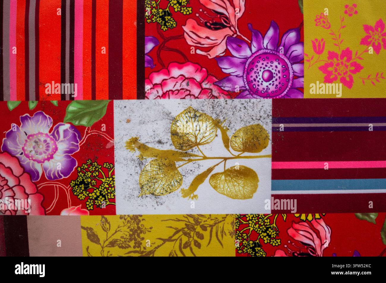 Un motif floral vintage sans couture mettant en vedette des fleurs décoratives et des éléments botaniques dans un style rétro intemporel. Le motif répétitif crée Banque D'Images