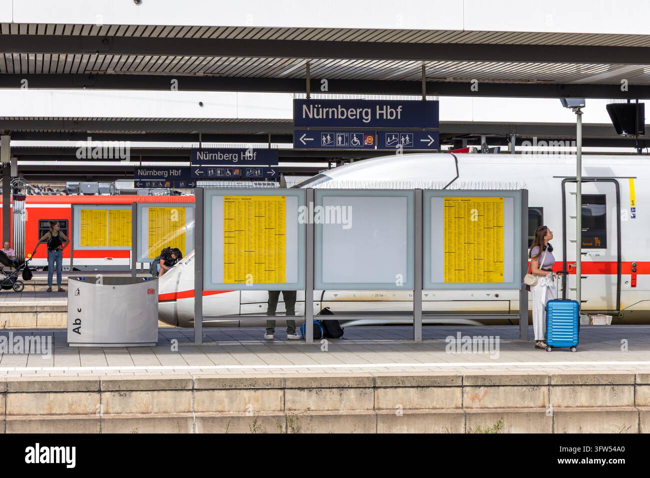 Nuremberg, Allemagne – 24 août 2026 : Trains à la gare principale de Nuremberg, en Allemagne. Banque D'Images
