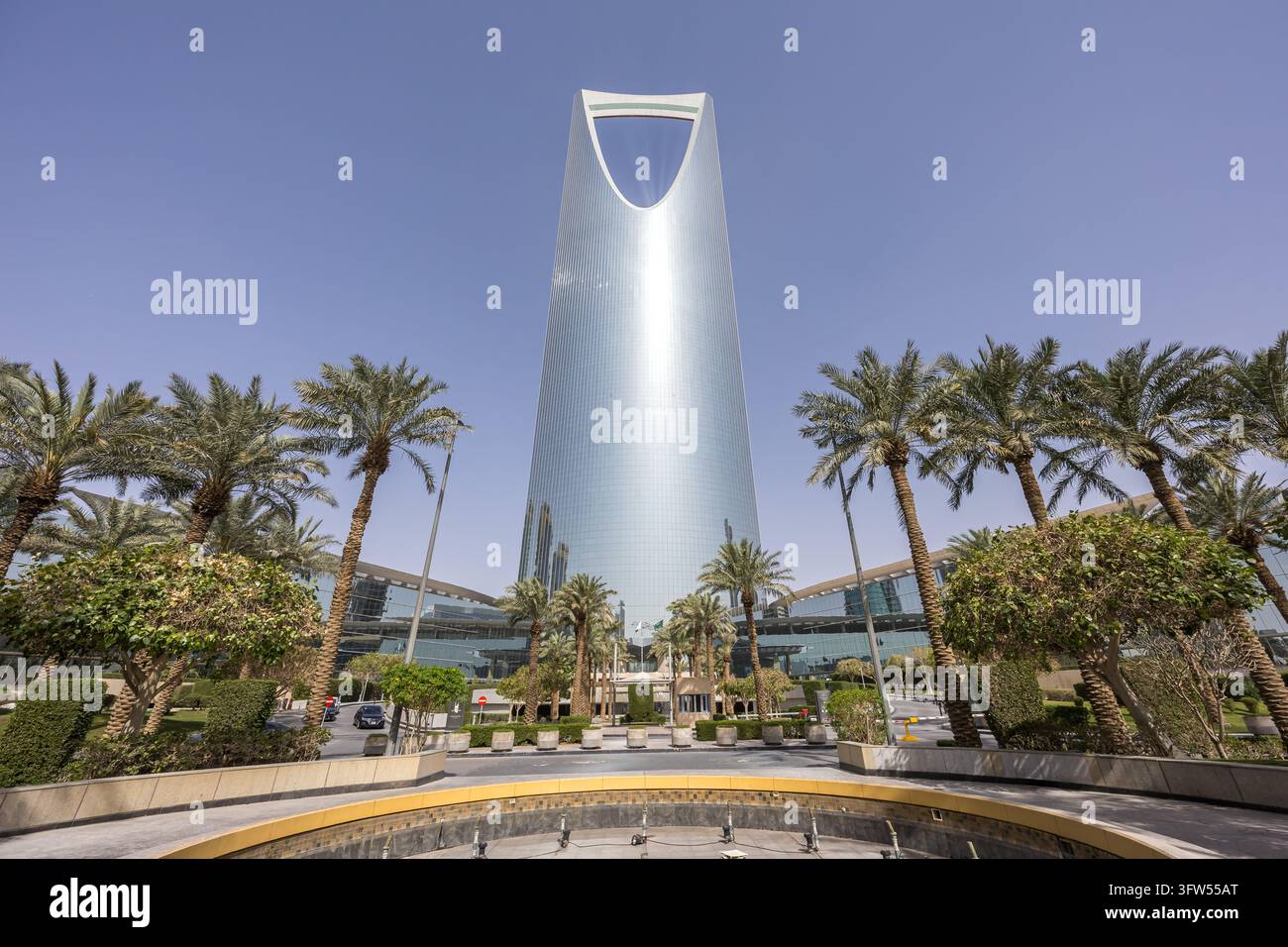 Ciel de Riyad Tour Kingdom Centre point de repère monument emblématique gratte-ciel à Riyad, Arabie saoudite Banque D'Images