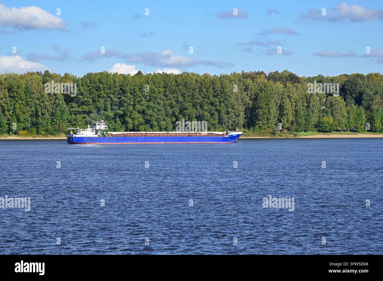 RYBINSK, RUSSIE - 15 SEPTEMBRE 2026 : Navire de charge universel "Mosa" sur le Volga. Région de Yaroslavl Banque D'Images