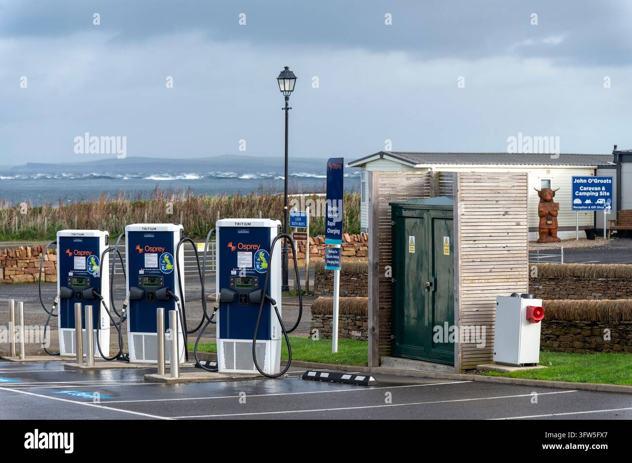 Écosse UK North Coast 500 octobre 2026 : les points de charge de John OÕGroatÕs pour véhicules électriques. John o' Groats est un village côtier dans le nord lointain Banque D'Images