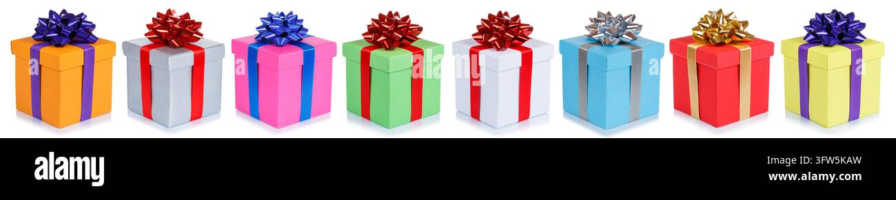 Cadeaux de Noël et d'anniversaire alignés sur un fond blanc cadeau Banque D'Images