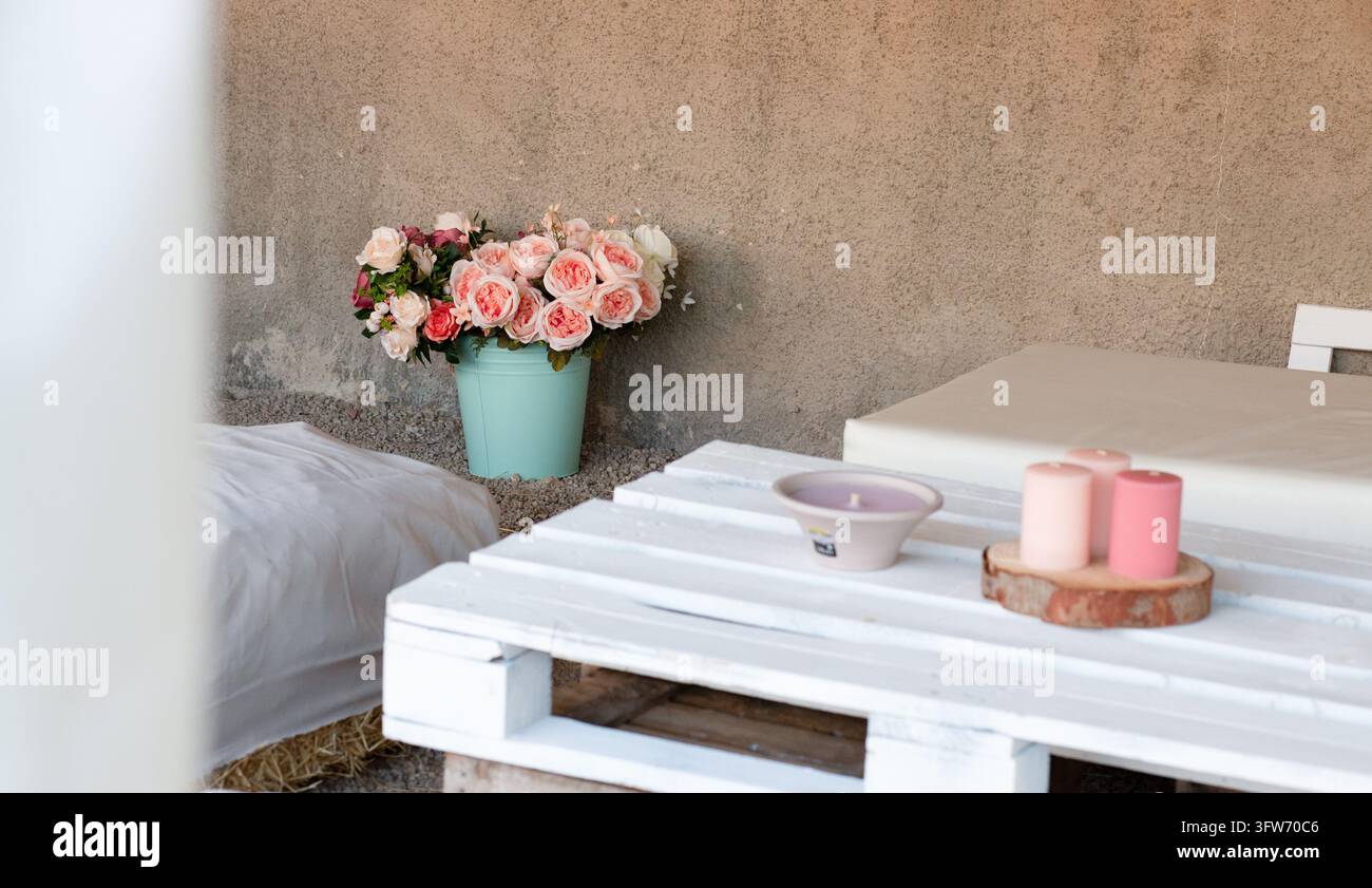 Configuration de salon extérieur avec bougies et fleurs Banque D'Images