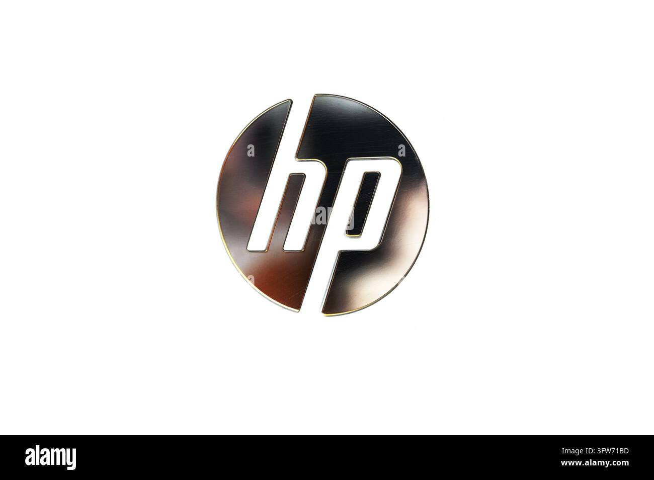 Logo circulaire métallique HP Hewlett-Packard isolé sur un fond blanc. Banque D'Images