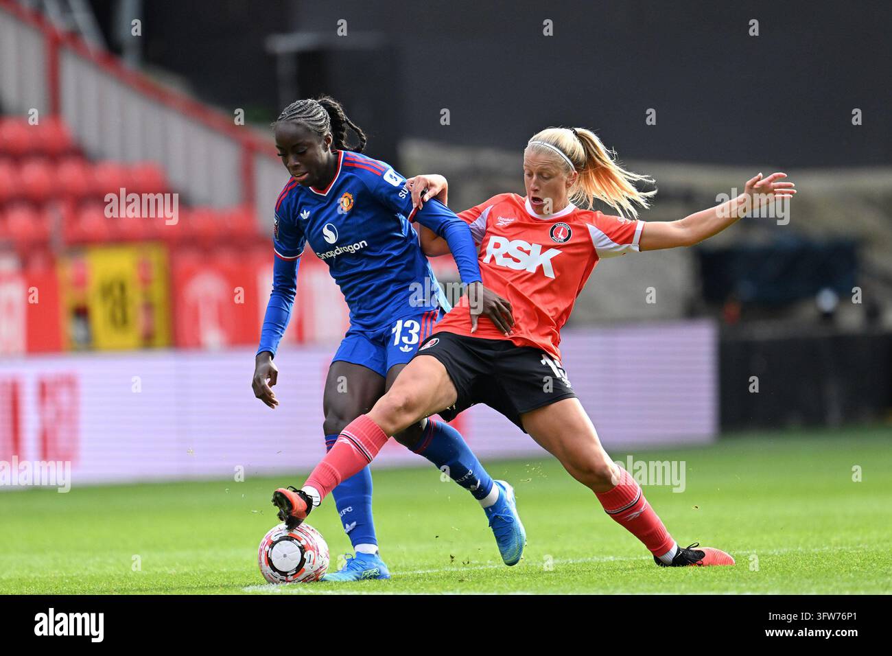 Londres, Angleterre, Royaume-Uni, 18 octobre 2026   Katie Lockwood de Charlton Athletic Women tackle Simi Awujo de Manchester United Women   Charlton Athletic Women contre Manchester United Women. Super League féminine au The Valley, Londres.   Photo : Keith Gillard / Alamy Live News Banque D'Images