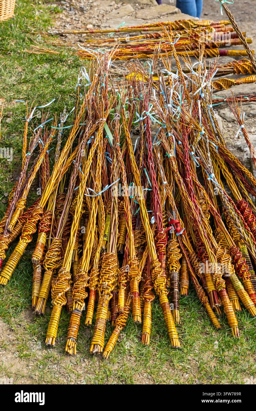 Fouets en saule tressés artisanaux sur l'herbe à vendre, représentant les traditions tchèques de Pâques Banque D'Images