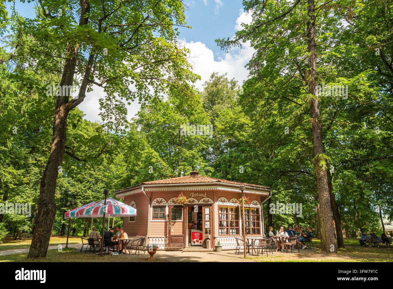Tartu, Estonie – 19 juillet 2018. Rotonde dans le parc Toomemagi à Tartu. Le café Rotunda est un pavillon de forme rotonde conçu par l'architecte Aini-Meri Banque D'Images