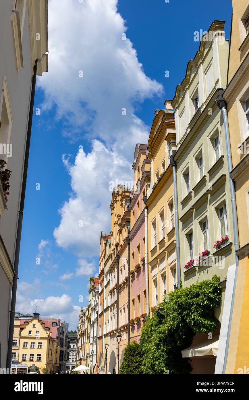 Rangées de maisons de ville colorées avec des façades décoratives sous un ciel bleu Banque D'Images