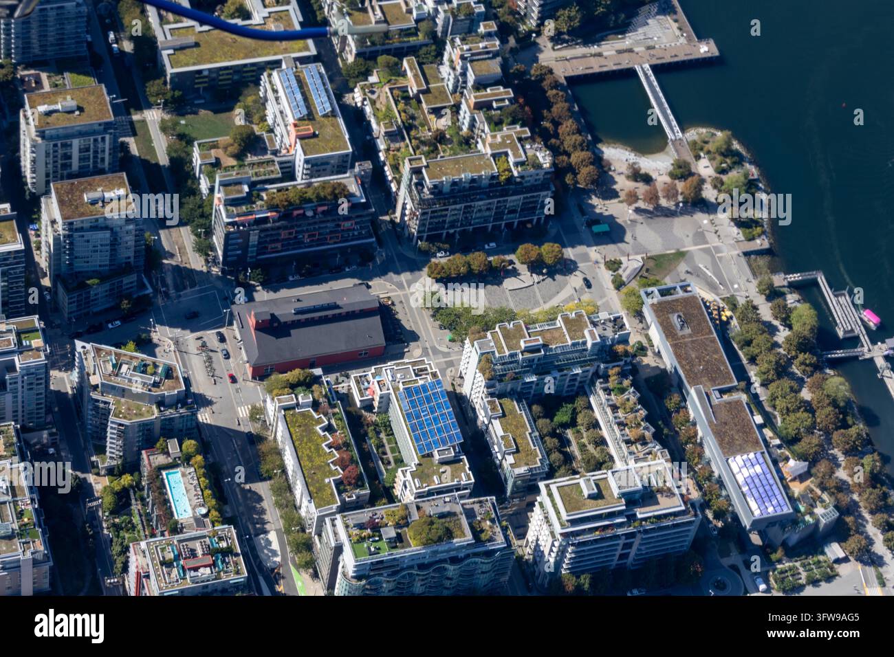 Vancouver, Canada – 8 septembre 2026 : Vue directe depuis un avion sur des bâtiments résidentiels écologiques avec des jardins sur les toits verts à Sout Banque D'Images