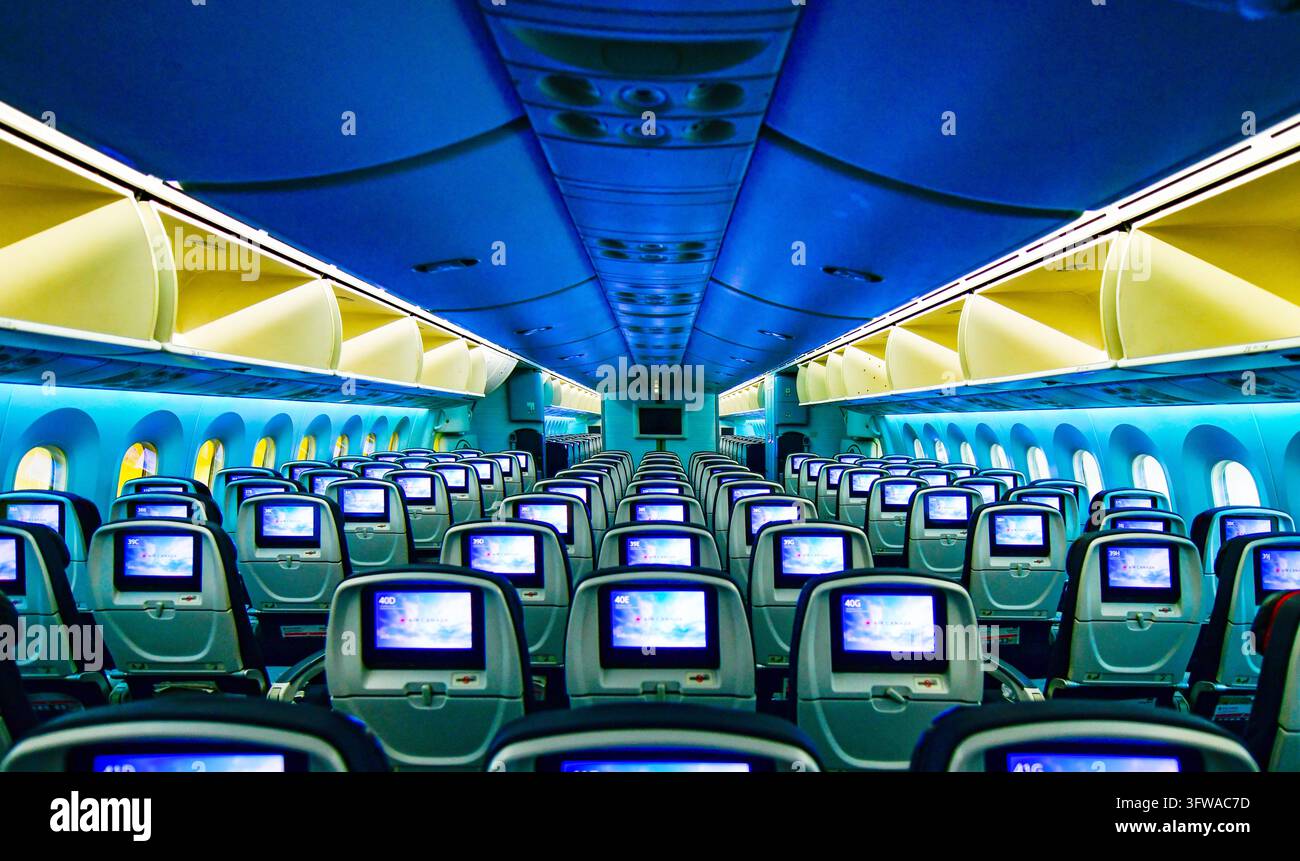 BANGKOK, THAÏLANDE - 28 SEPT 2026 : Intérieur de la cabine Economy class d'un avion de ligne à fuselage large Air Canada Boeing 787-9 Dreamliner avec écran de siège Banque D'Images