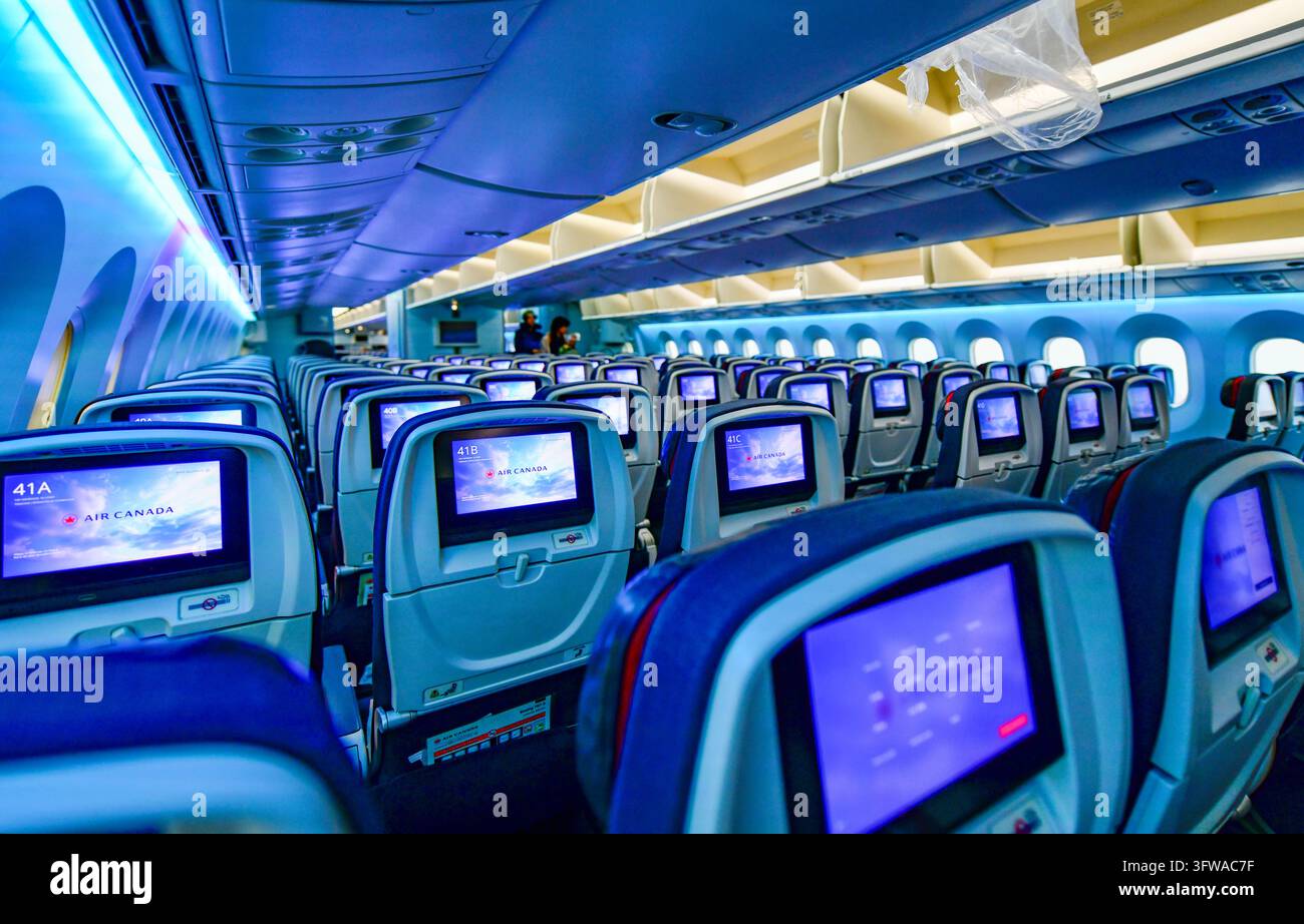 BANGKOK, THAÏLANDE - 28 SEPT 2026 : Intérieur de la cabine Economy class d'un avion de ligne à fuselage large Air Canada Boeing 787-9 Dreamliner avec écran de siège Banque D'Images