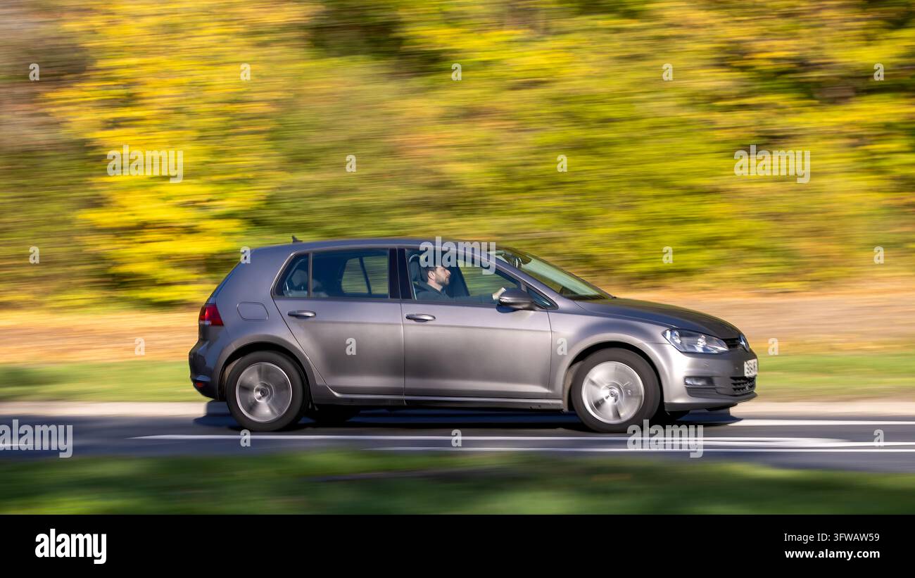Milton Keynes ; Royaume-Uni - 18 oct. 2026 : Volkswagen Golf Mk7 hatchback roulant sur une route britannique Banque D'Images