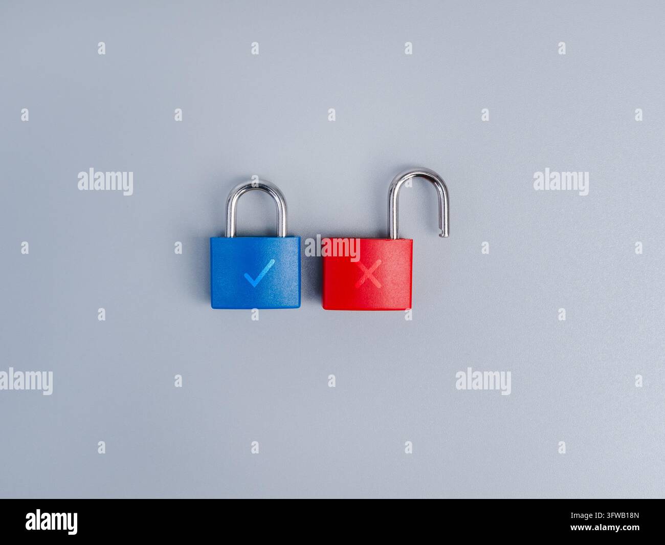 Cadenas verrouillés bleus et déverrouillés rouges avec des symboles de coche et de croix sur fond gris. Accès accordé contre accès refusé, illustrant la cybersécurité Banque D'Images