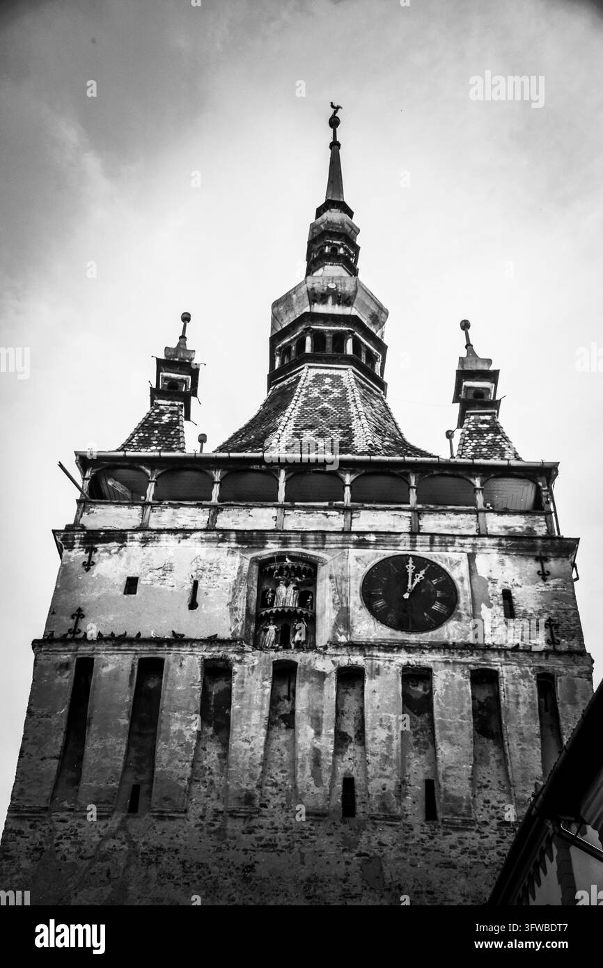 Le Turnul cu Ceas (La Tour de l'Horloge) est le symbole ultime et le point central de la Citadelle de Sighisoara inscrite au patrimoine mondial de l'UNESCO. Banque D'Images