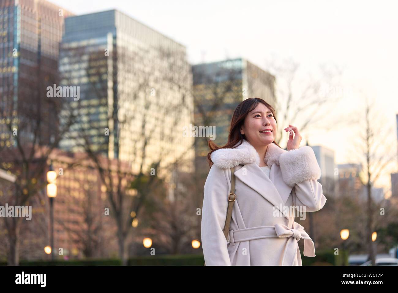 Japonaise regardant le ciel dans une ville en hiver Banque D'Images