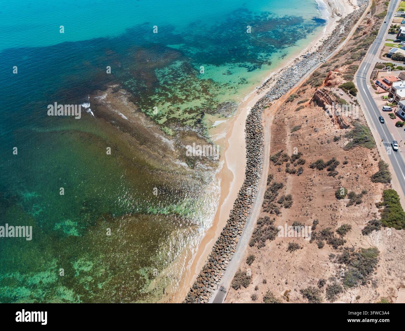 Vue aérienne d'une route côtière au-dessus d'une plage rocheuse et de récifs à Port Noarlunga à Adélaïde, en Australie du Sud. Banque D'Images