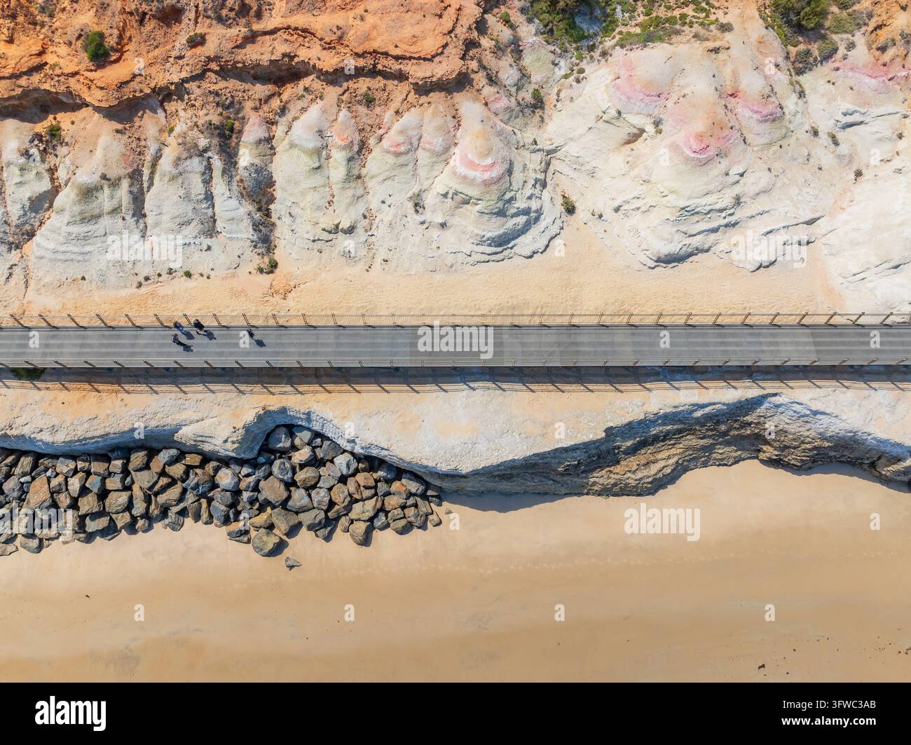 Vue aérienne d'une promenade côtière le long de falaises abruptes à Port Noarlunga à Adélaïde, en Australie du Sud Banque D'Images