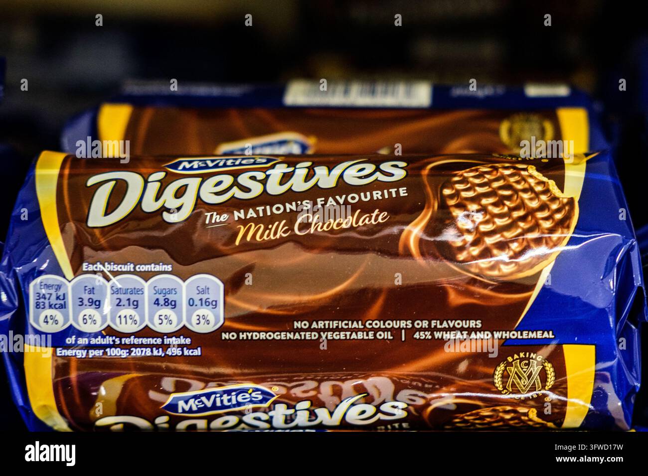 Londres, Royaume-Uni, 16 octobre 2026, Gros plan de l'emballage de biscuits Digestive au lait chocolaté McVitie's avec étiquettes de feu de signalisation nutritionnel Banque D'Images