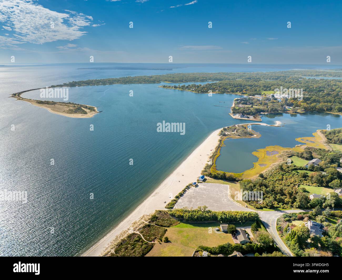 Vue aérienne de Wades Beach et du paysage côtier, Shelter Island, NY Banque D'Images