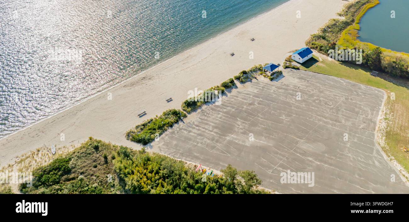 Vue aérienne de Wades Beach et du paysage côtier, Shelter Island, NY Banque D'Images