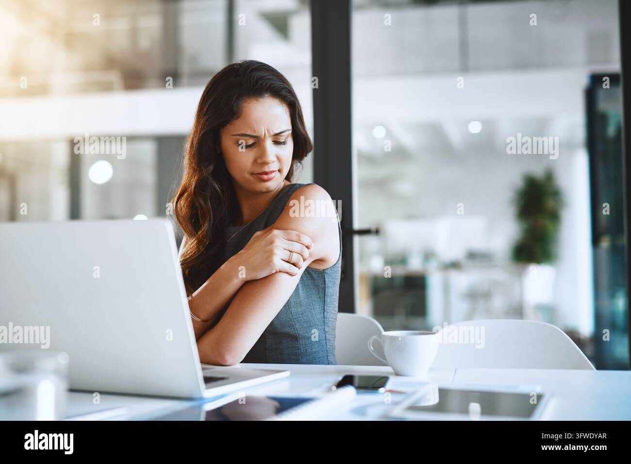 Affaires, ordinateur portable et femme souffrant d'une blessure à l'épaule au bureau pour une surcharge de travail, inconfort ou douleur. Personne féminine, employée ou massage avec ordinateur Banque D'Images