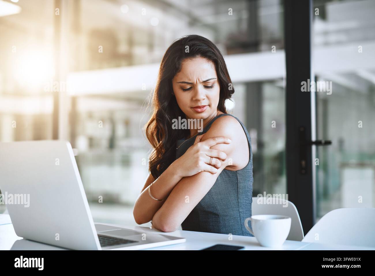 Affaires, ordinateur portable et femme souffrant de douleurs à l'épaule au bureau pour une surcharge de travail, inconfort ou douleur. Personne féminine ou employée frustrée avec ordinateur Banque D'Images