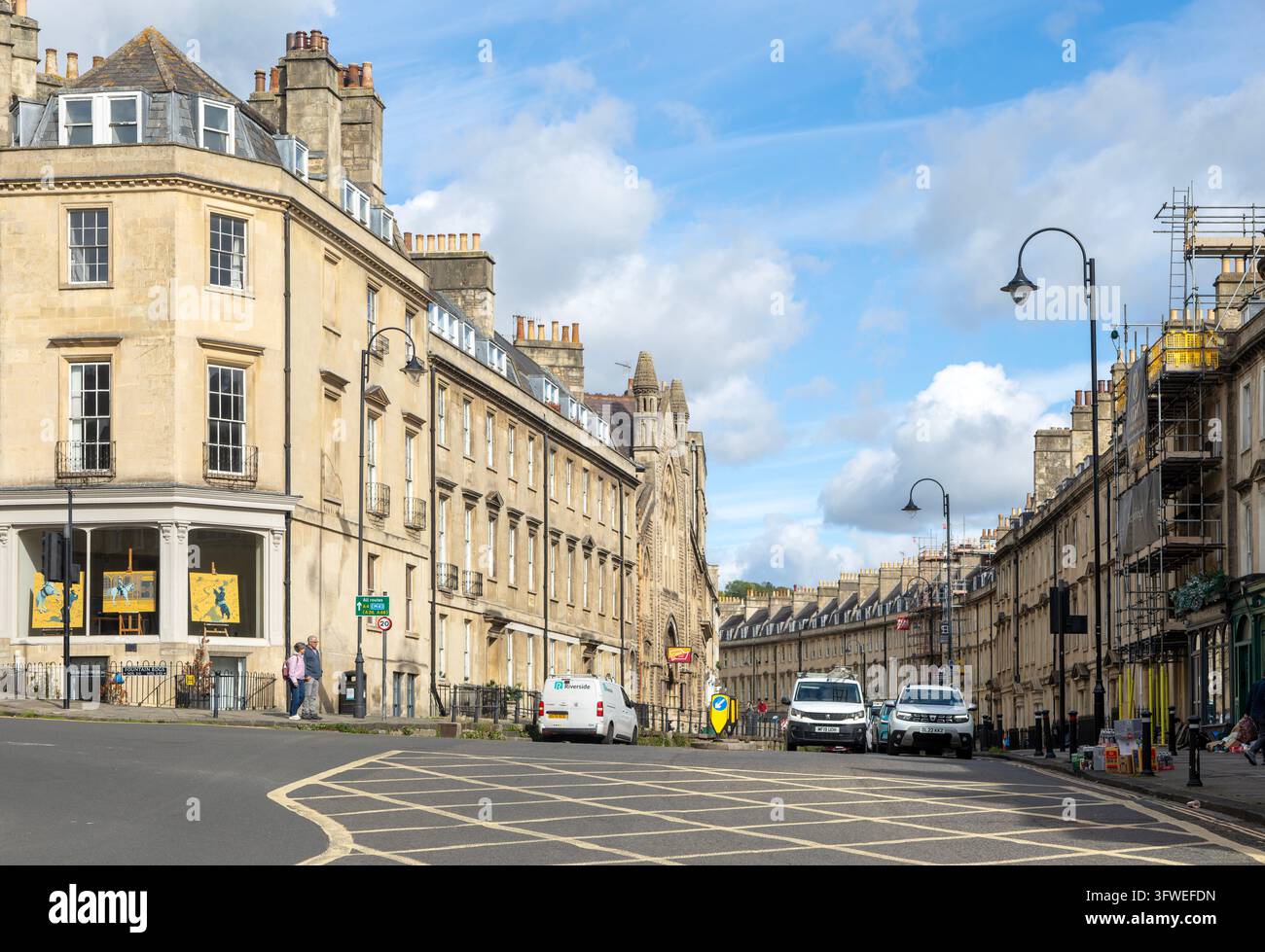 Vue sur la circulation et les bâtiments historiques Fountain Buildings et le Paragon, ville de Bath, Somerset, Angleterre, Royaume-Uni Banque D'Images