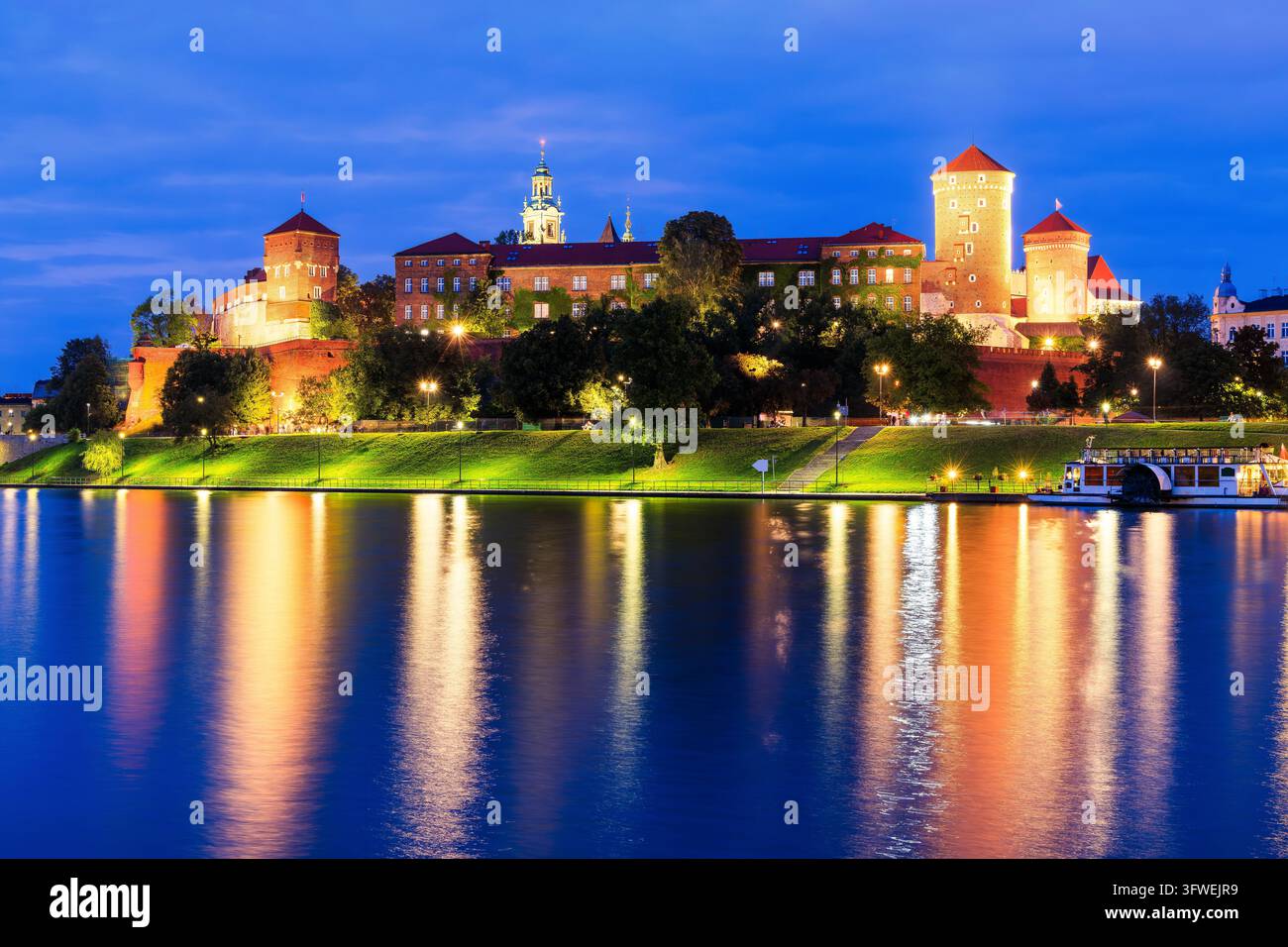 Cracovie, Pologne. Le château royal du Wawel. Vue du château depuis la Vistule Banque D'Images