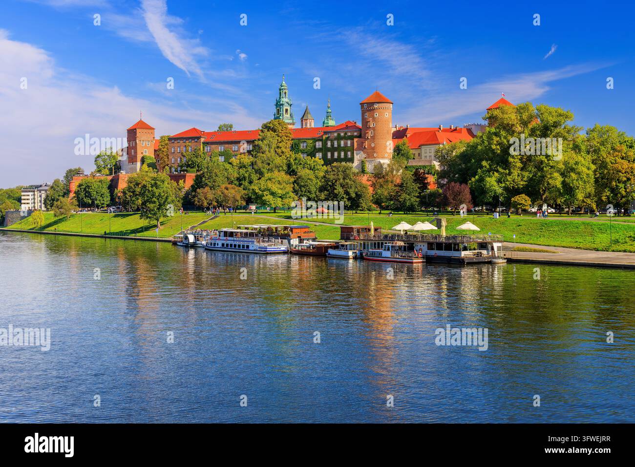 Cracovie, Pologne. Le château royal du Wawel. Vue du château depuis la Vistule Banque D'Images