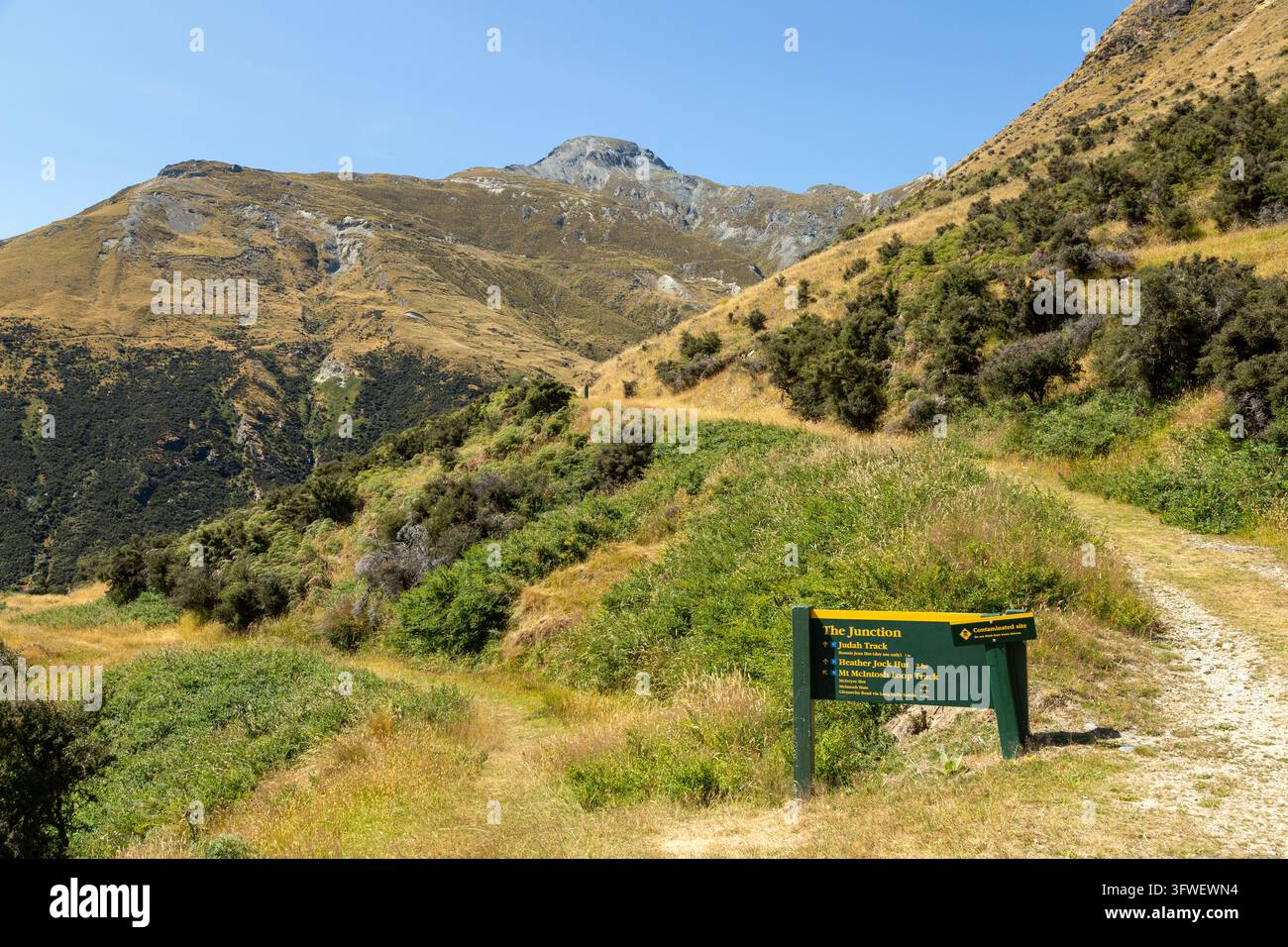 Le panneau de jonction sur la piste Mount Judah dans la zone de conservation de Whakaari près de Glenorchy, Nouvelle-Zélande Banque D'Images
